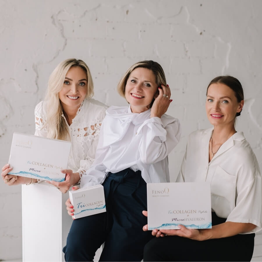 Trys moterys supsosi ir rankose laiko TriCollagen produktus