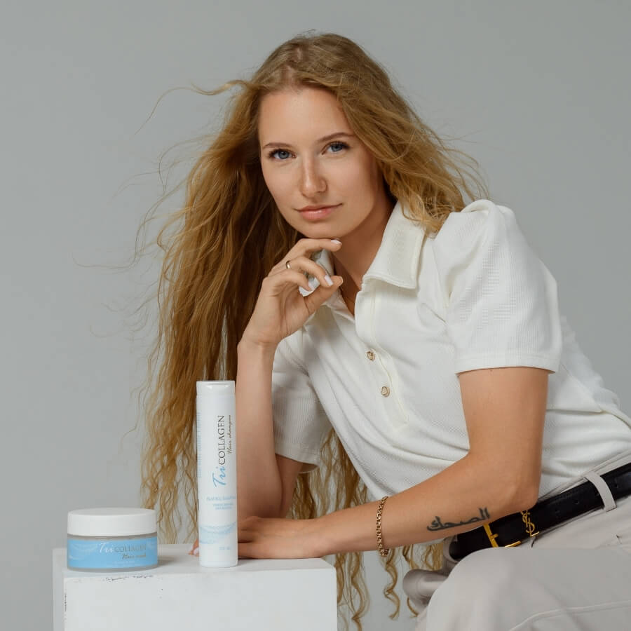 jauna moteris sedi ir salia padetas TriCollagen plauku sampunas ir plauku kauke