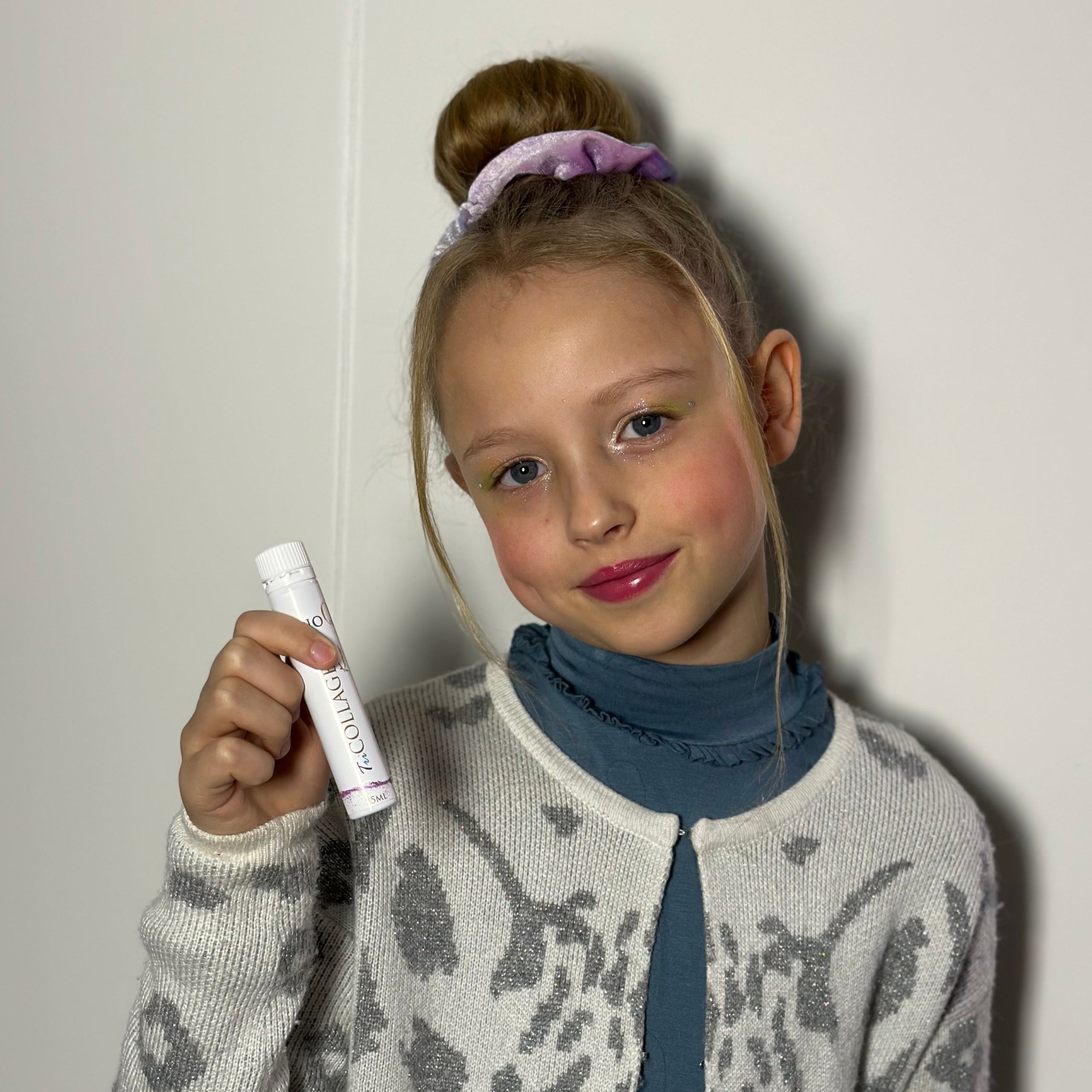 Mergaite rankoje laiko tricollagen kids buteliuka